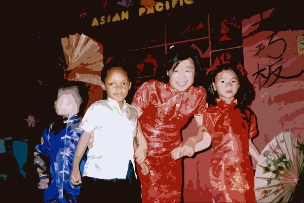 郑黄婷在亚太文化活动中与孩子们合影